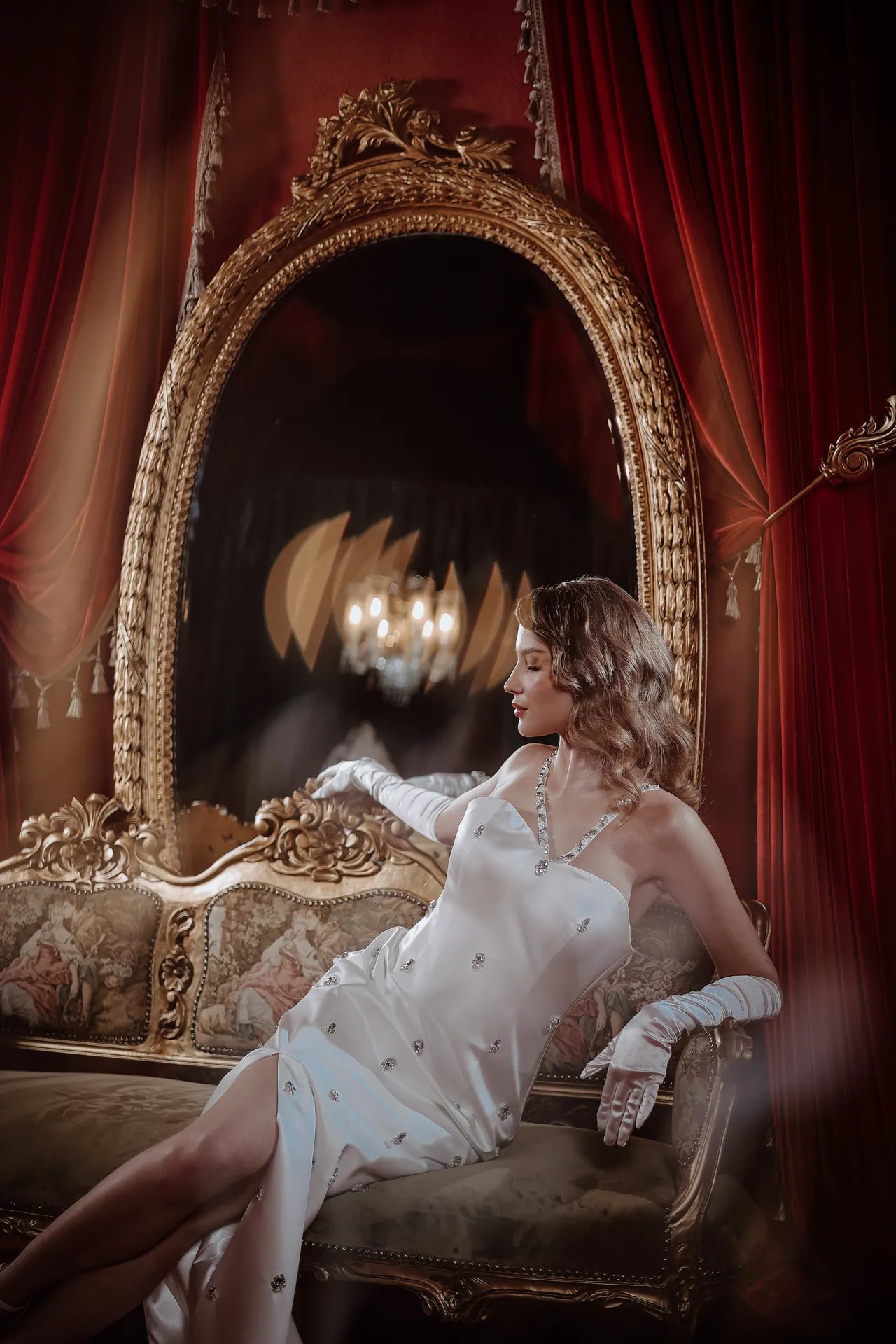 Eternal Grace Taş İşlemeli Yırtmaçlı Kalem Elbise