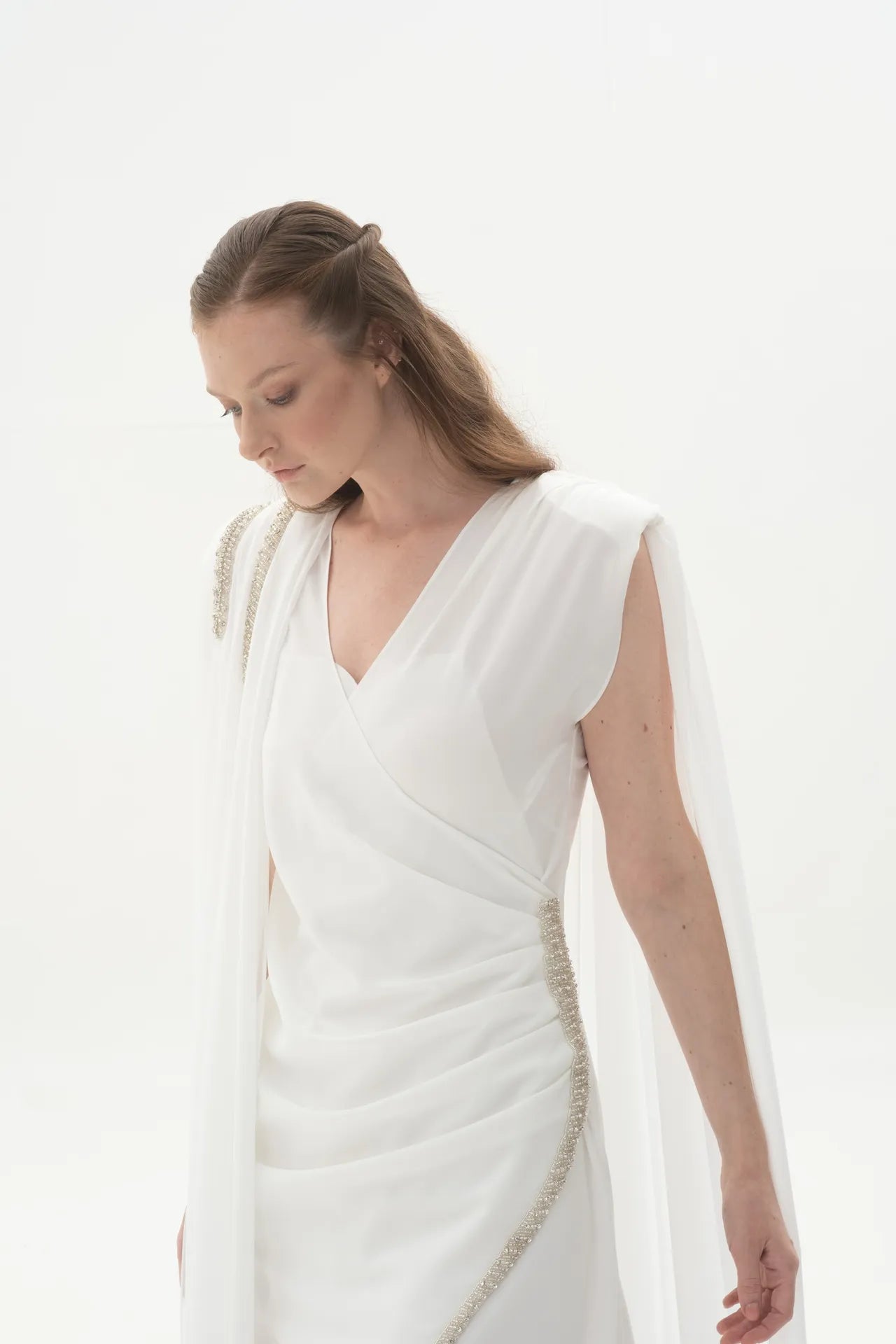 Soft Layers Pelerinli Yırtmaçlı Taş İşlemeli Abiye | Kiralık