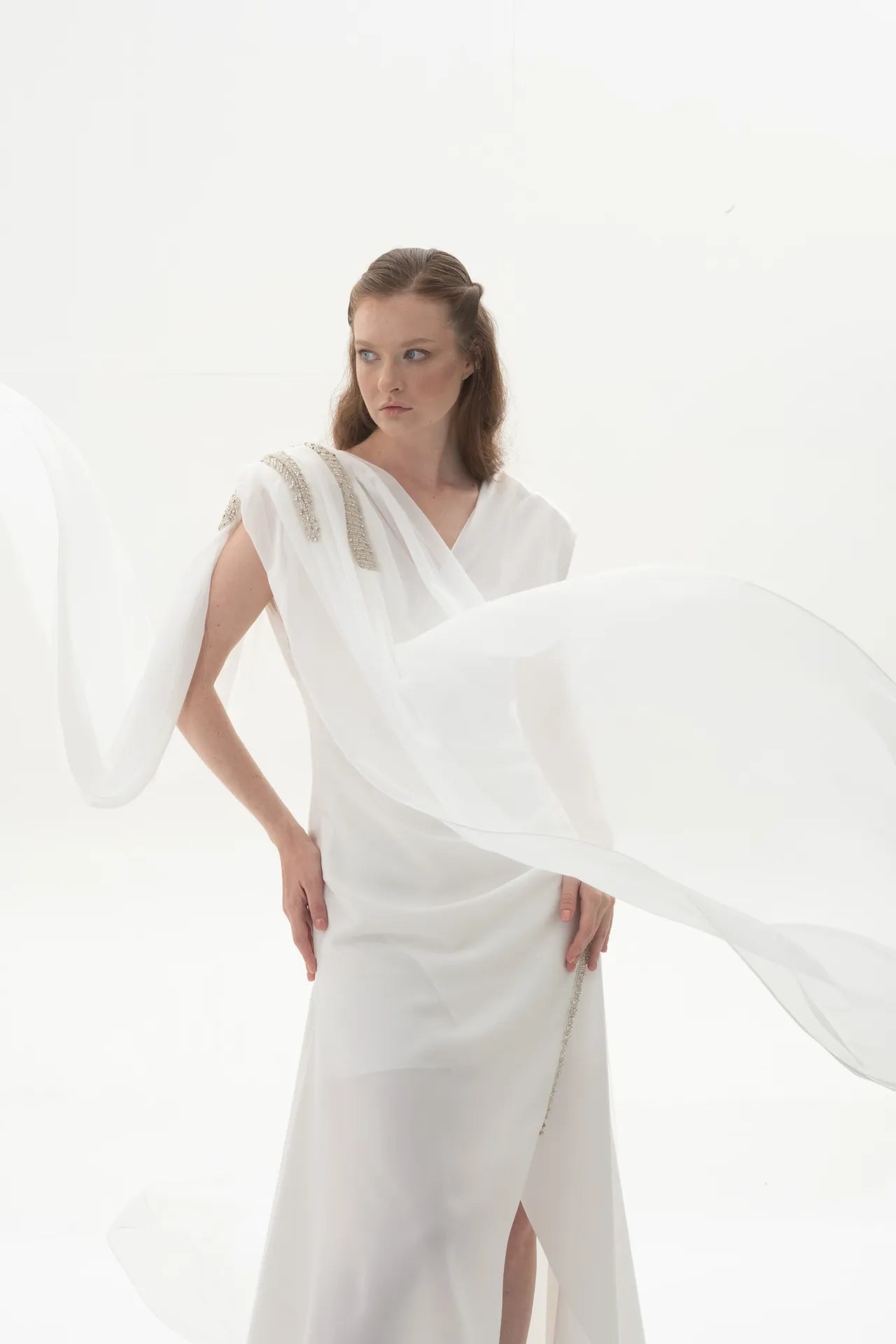 Soft Layers Pelerinli Yırtmaçlı Taş İşlemeli Abiye | Kiralık