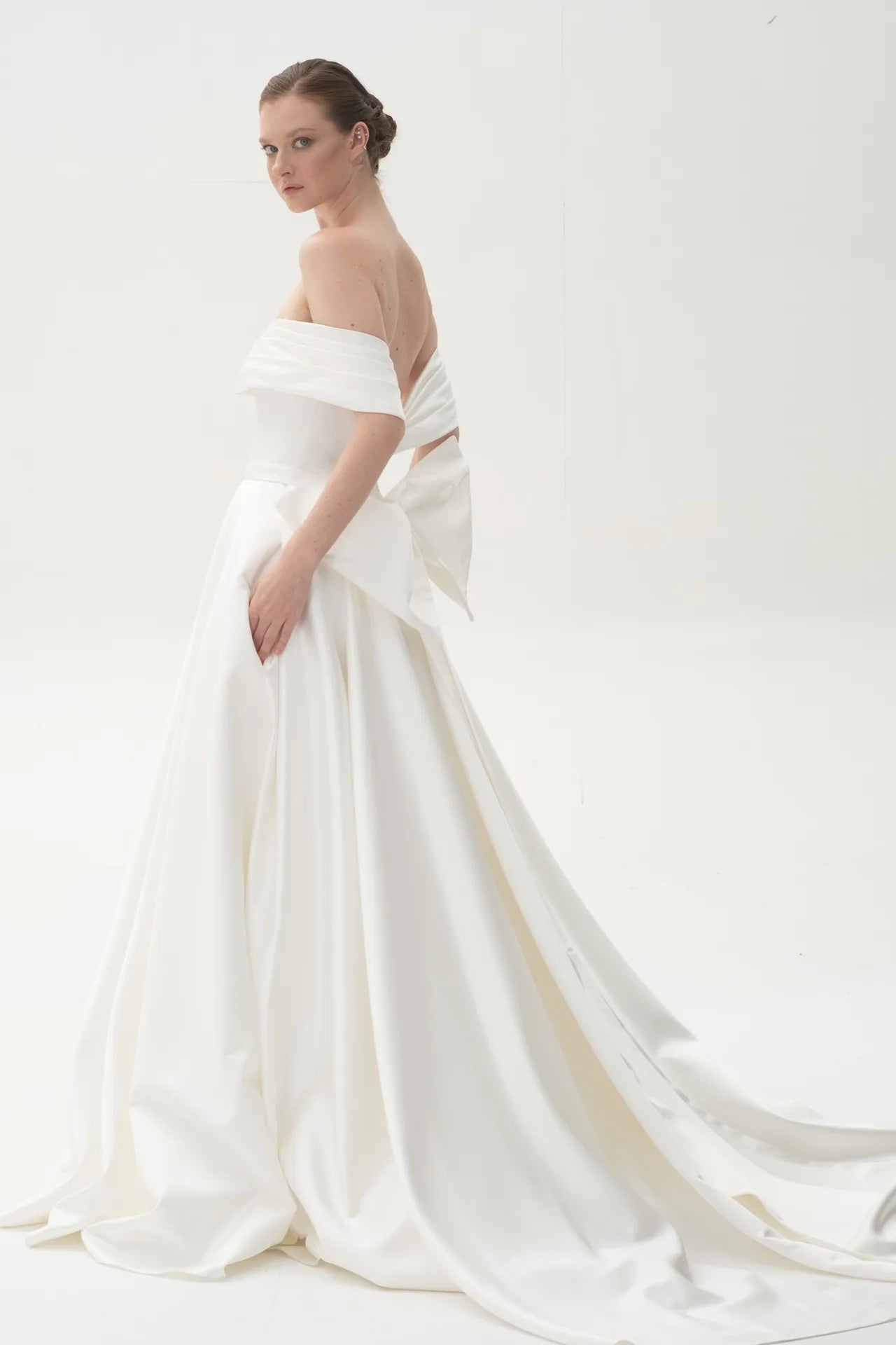 Aurora Grace Madonna Yaka Kuyruklu Prenses Saten Gelinlik