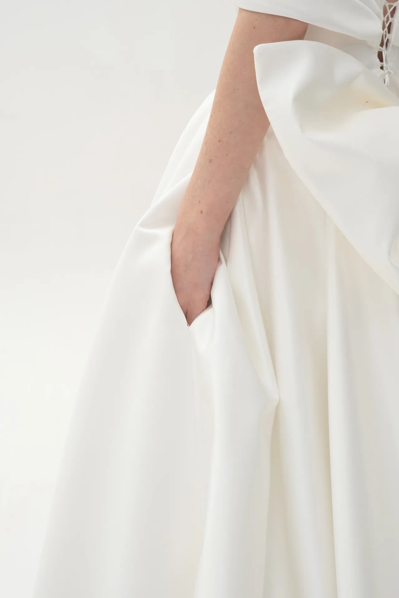 Aurora Grace Madonna Yaka Kuyruklu Prenses Saten Gelinlik