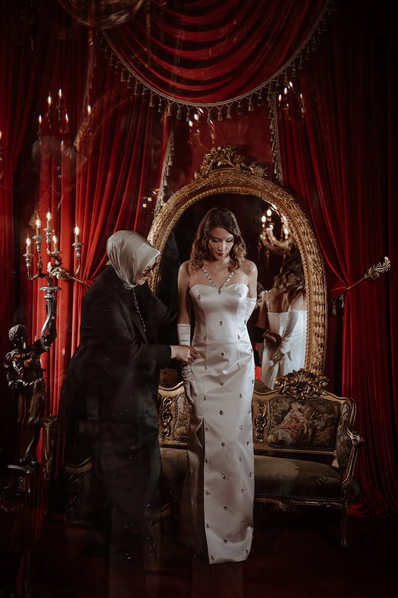 Eternal Grace Taş İşlemeli Yırtmaçlı Kalem Elbise