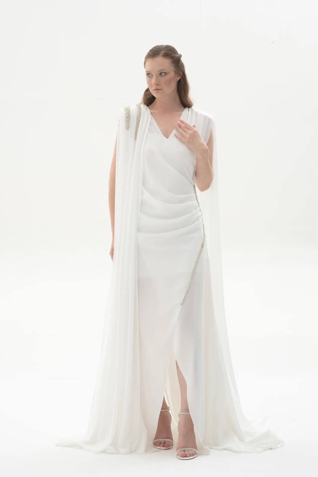 Soft Layers Pelerinli Yırtmaçlı Taş İşlemeli Abiye | Kiralık