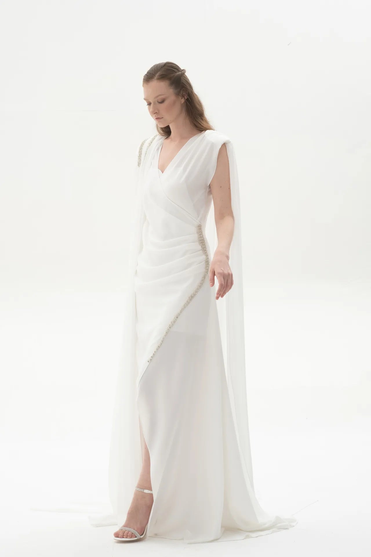 Soft Layers Pelerinli Yırtmaçlı Taş İşlemeli Abiye | Kiralık