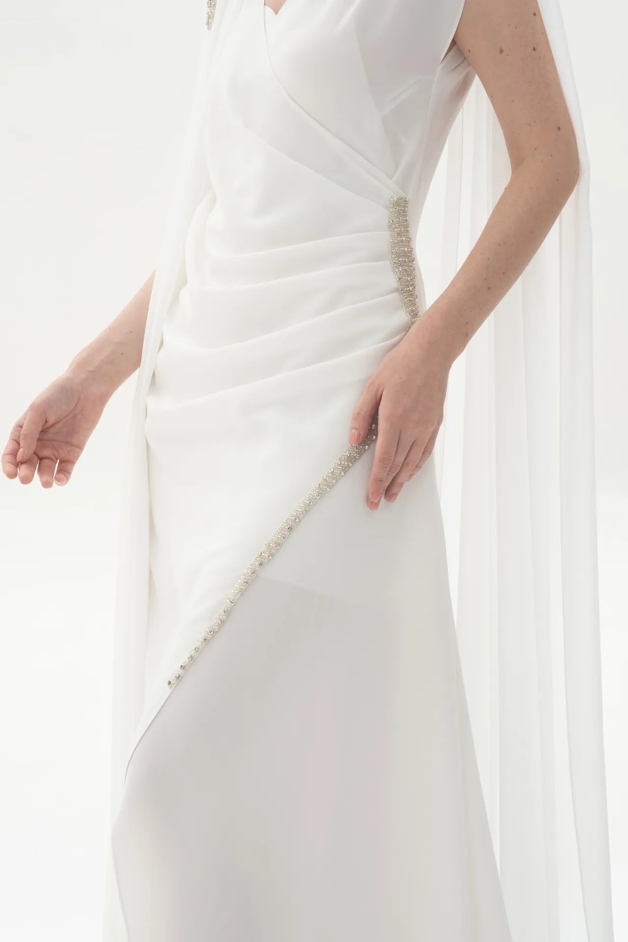 Soft Layers Pelerinli Yırtmaçlı Taş İşlemeli Abiye | Kiralık