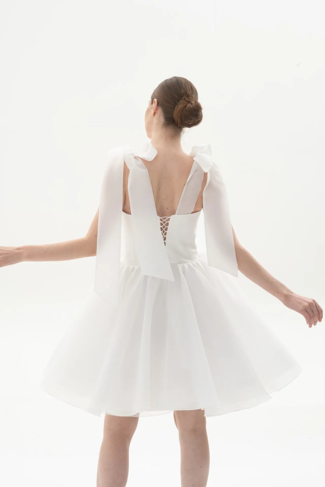 Bella Twirl Omuzlardan Fiyonk Detaylı Kabarık Mini Abiye