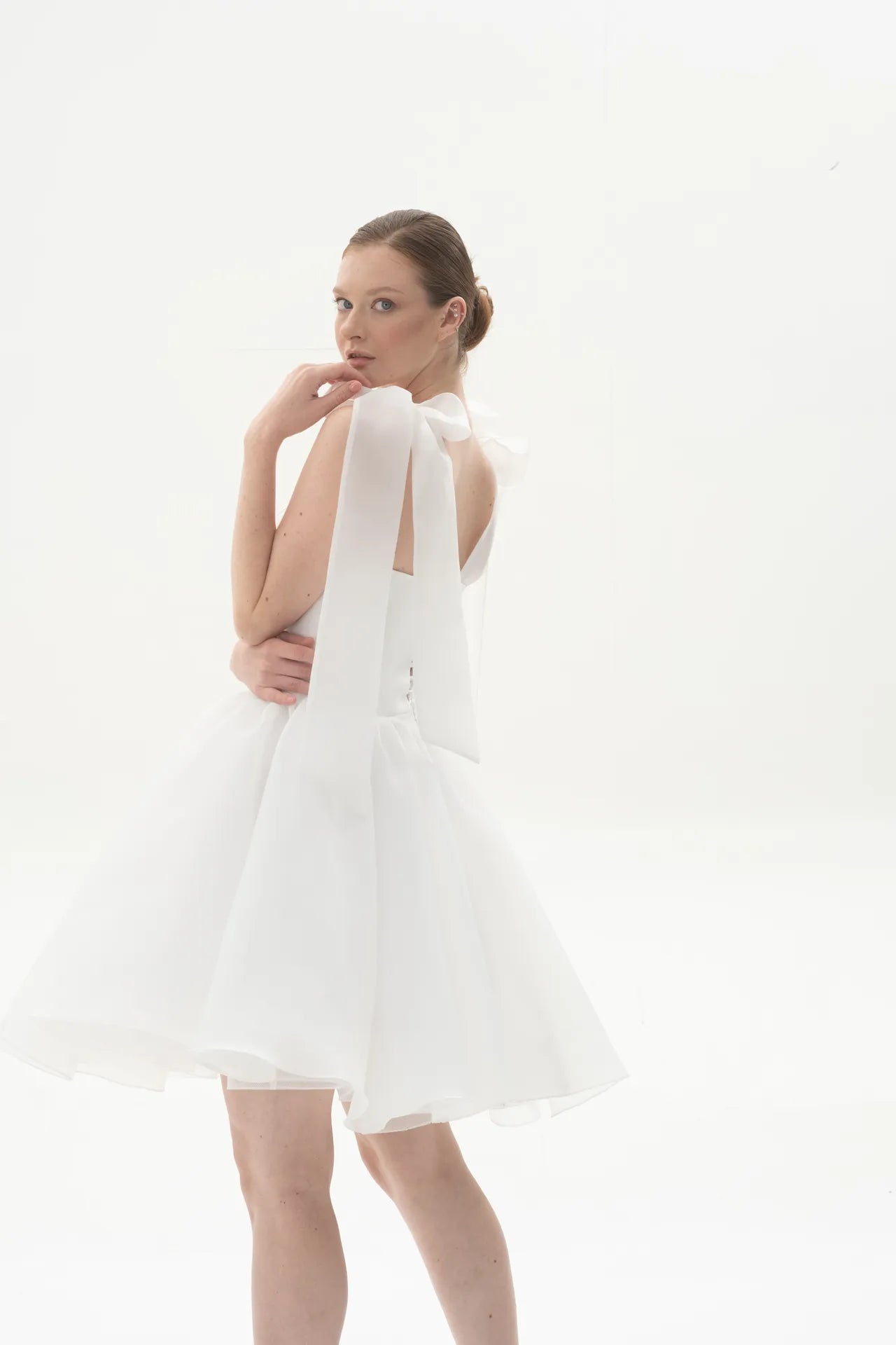 Bella Twirl Omuzlardan Fiyonk Detaylı Kabarık Mini Abiye