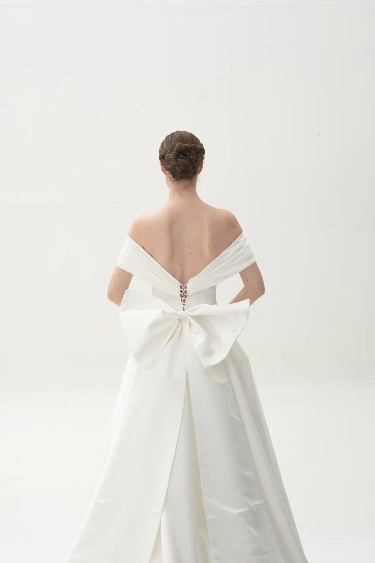 Aurora Grace Madonna Yaka Kuyruklu Prenses Saten Gelinlik